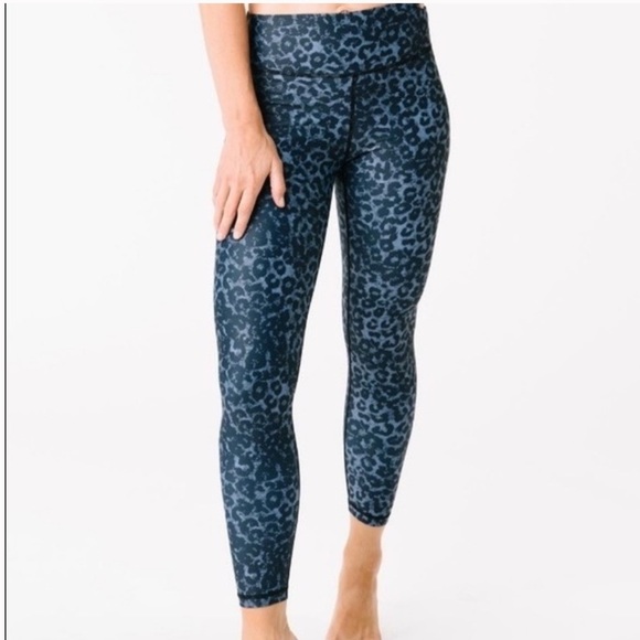 ZYIA Stone Leopard Scrunchy Light N Luxe Leggings - Picture 9 of 10